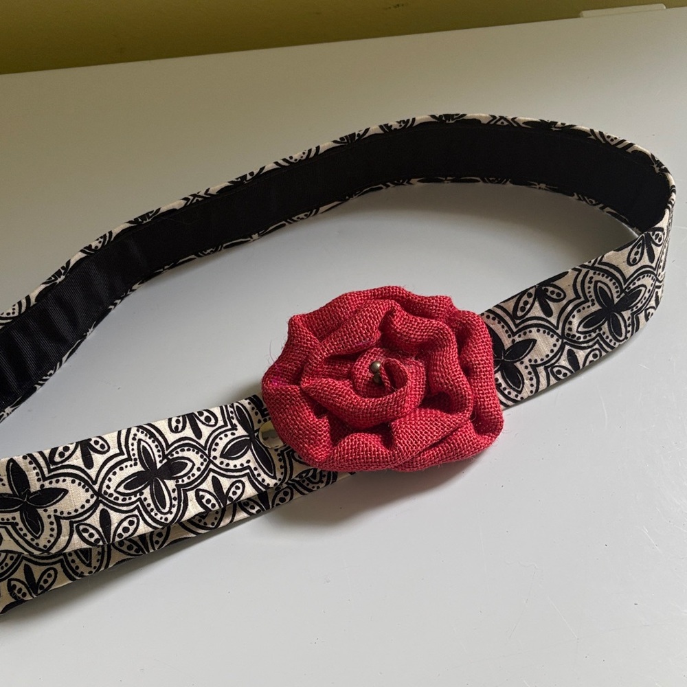 Loopty Loo Fabric Black and White Floral Cloth Belt Size approx 34-39” NWOT